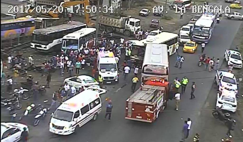 14 heridos tras accidente de tránsito en vía de Santo Domingo de los Tsáchilas