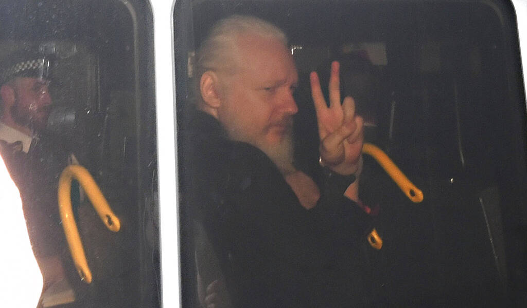 Imágenes de Assange en patineta en la embajada