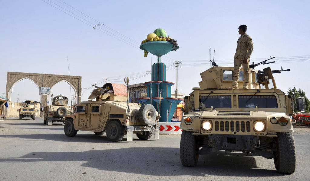 Mueren 30 soldados y policías afganos en asalto talibán