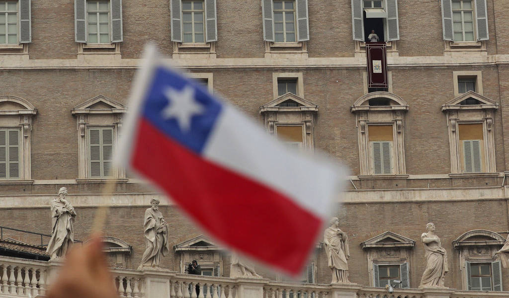 El papa intenta respaldar a la Iglesia en Chile tras varios ataques incendiarios