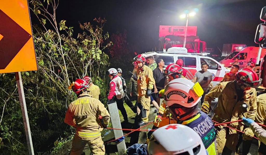 Cinco personas fallecieron tras caída de bus en un barranco de la vía Cuenca-Molleturo-Naranjal