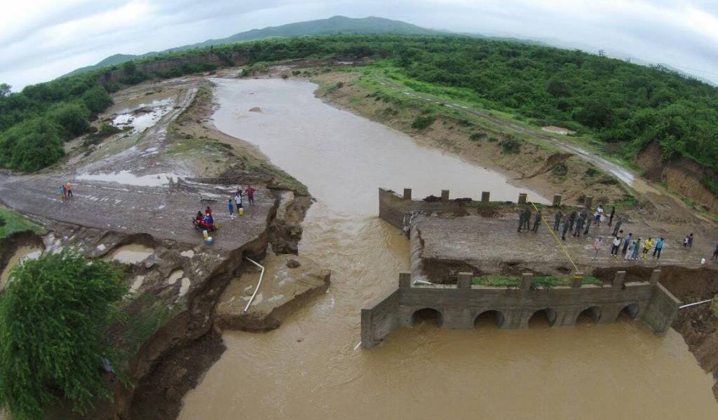 Un tramo del puente Engabao-Playas colapsa por intensas lluvias