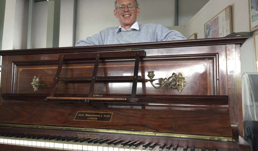 Encuentran un tesoro escondido en un viejo piano de Inglaterra