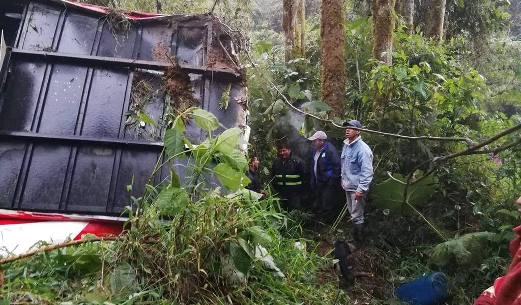 13 heridos tras caída de un bus a un barranco de Sucumbíos