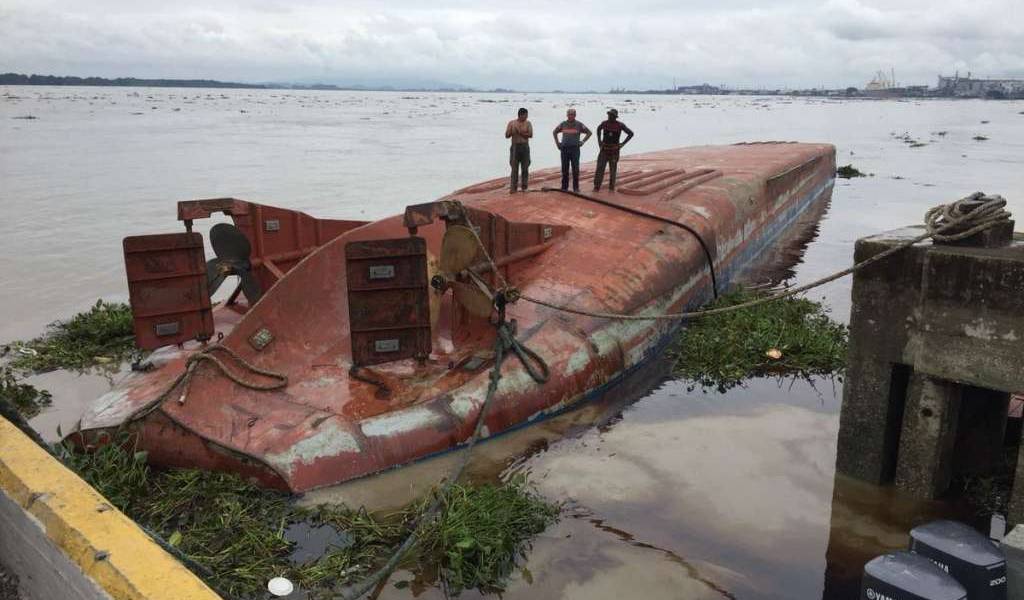 Una persona queda atrapada dentro de embarcación que se viró en el río Guayas