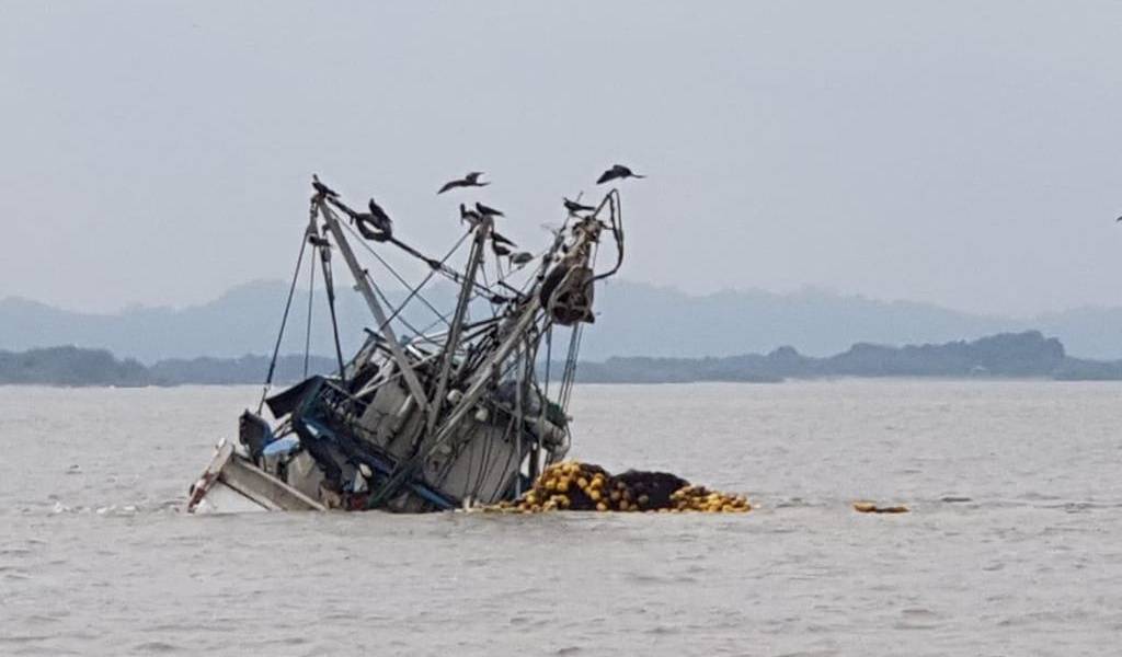 16 pescadores rescatados tras naufragio en Jambelí