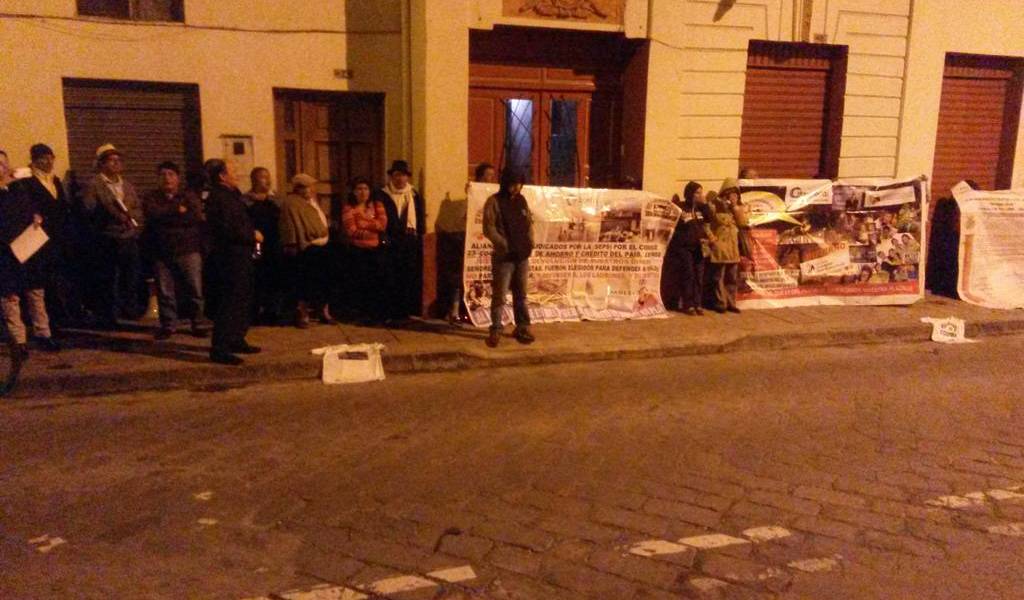 Perjudicados de Coopera prostetan afuera de la casa de Doris Soliz en Cuenca