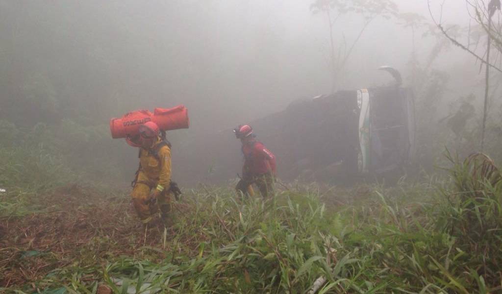 Diez muertos y 17 heridos deja accidente de bus en ruta Cuenca-La Troncal- Guayaquil