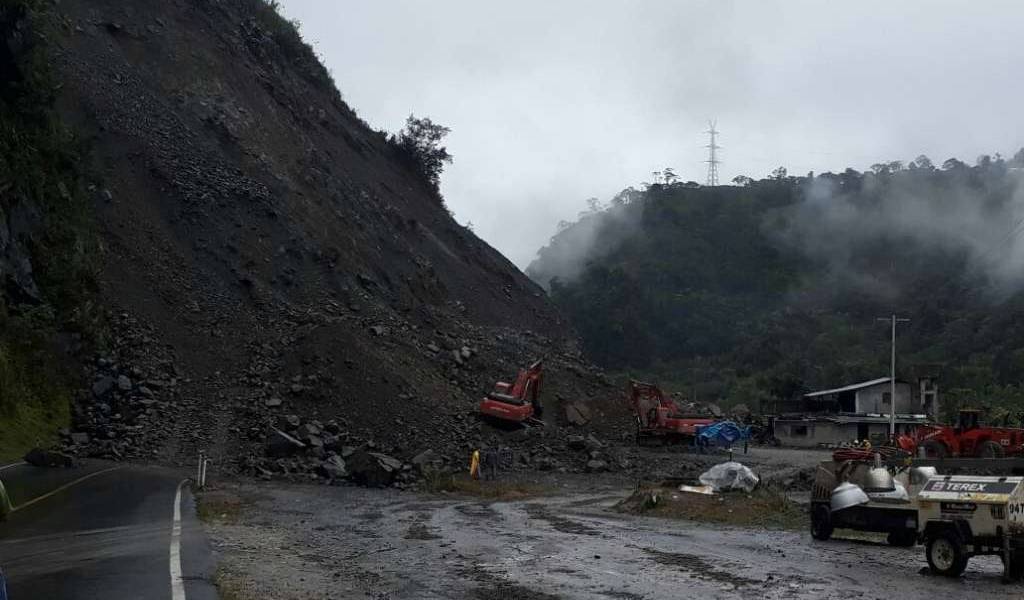 Continúa cerrada la vía Aloág-Santo Domingo tras deslizamiento del 18 de febrero