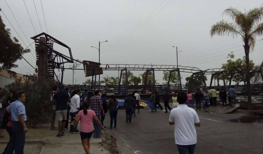 Choque de tráiler causa el colapso parcial de un paso peatonal en Guayaquil