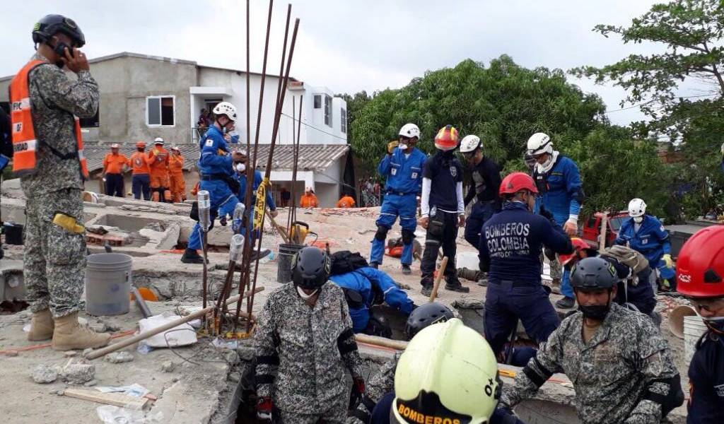 Al menos cinco muertos y 19 heridos al derrumbarse un edificio en Colombia