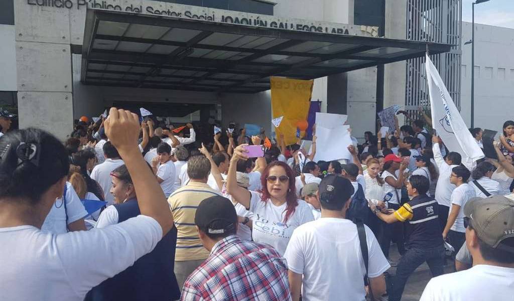 Padres exigen la reapertura de colegio en Guayaquil