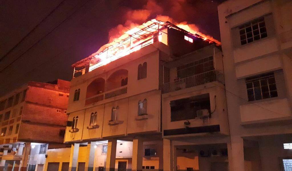 Incendio de gran magnitud consumió un edificio de 3 plantas en Guayaquil