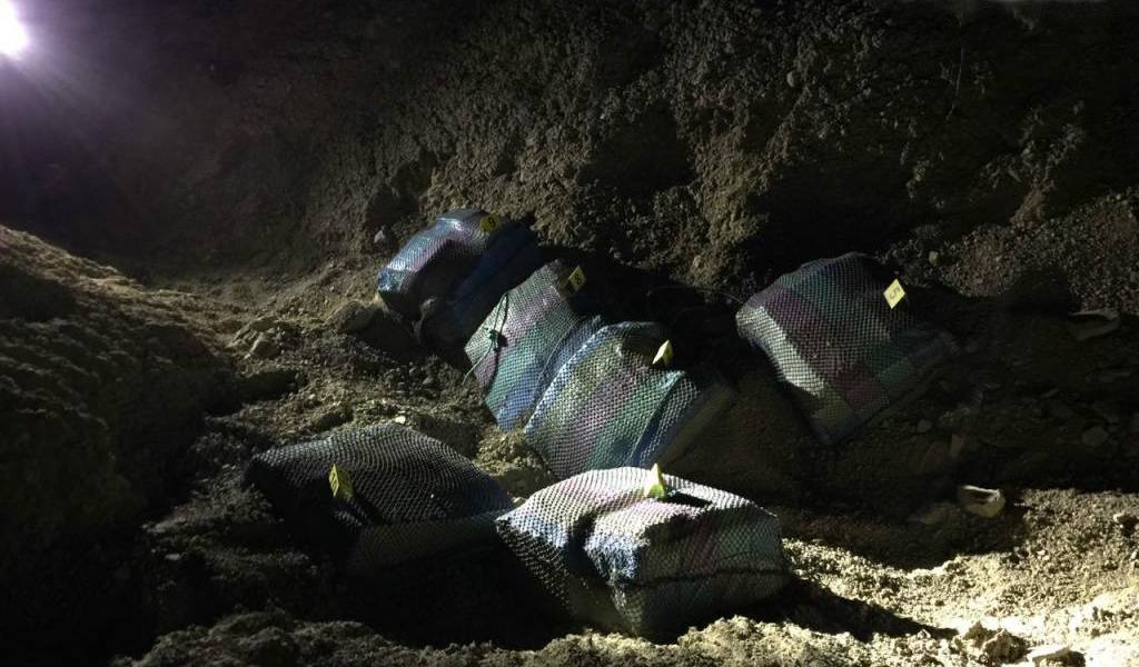 Hallan cientos de bloques de cocaína enterrados en una playa de Santa Elena