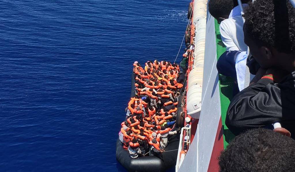 Al menos 54 muertos y 10.000 inmigrantes rescatados en Mediterráneo en últimos 4 días