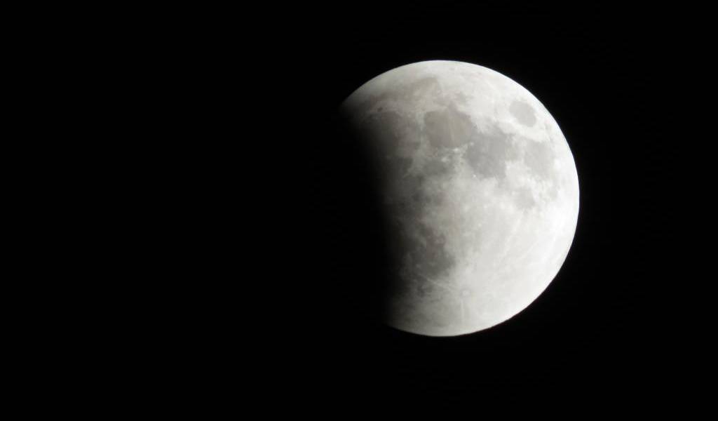 Científicos esperan al eclipse que ocultará la luna este viernes