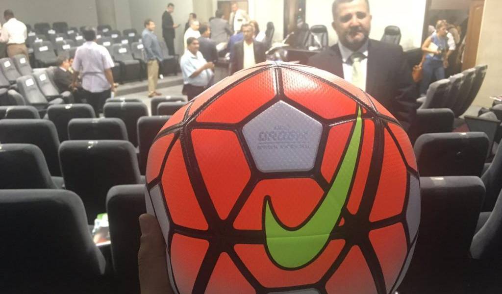FEF presenta balón oficial para el campeonato