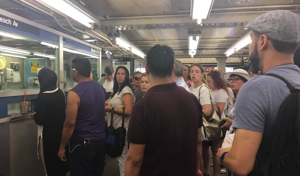 Evacuación de 135 pasajeros en metro de Nueva York tras descarrilamiento