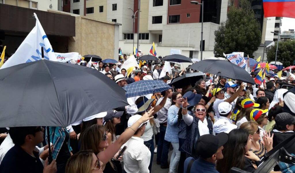 ¡Fraude Nacional! gritan los simpatizantes de CREO afuera del CNE en Quito