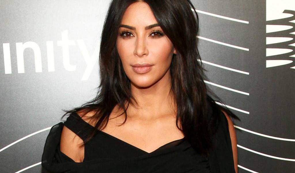 Kim Kardashian lucha por retirar las estrías de su cuerpo y no lo oculta