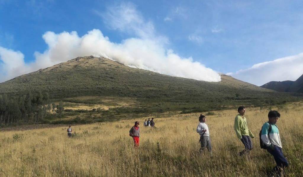 Rescatistas hallan a dos adolescentes extraviados en el cerro Imbabura