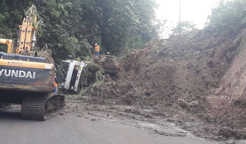 Cuatro personas fallecen tras deslizamiento en la ruta Quito – Nanegalito