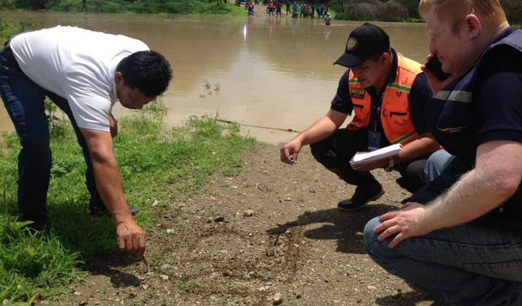 Dos poblados de Santa Elena incomunicados por desbordamiento de río