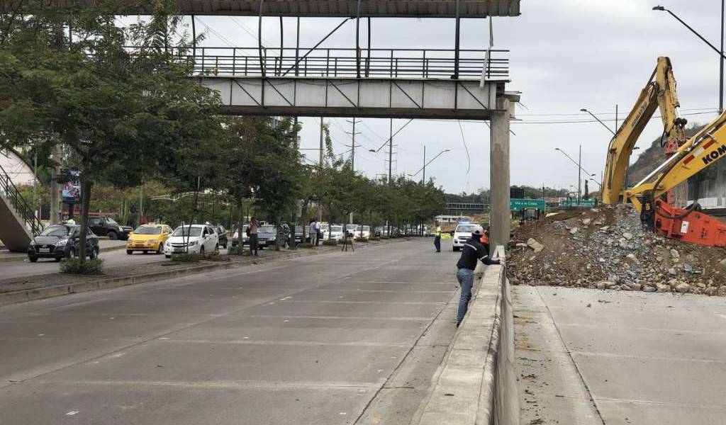 Abren Avenida del Bombero tras caída de paso peatonal