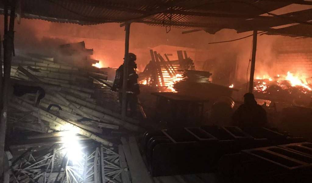 Dos heridos tras incendio en fábrica de pallets en Durán