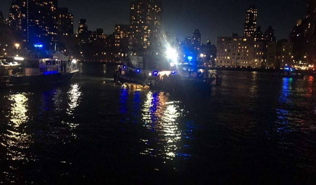 5 muertos por caída de helicóptero al East River de NY