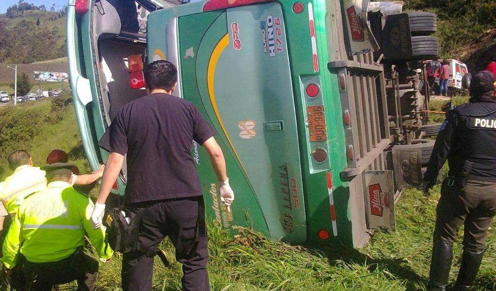 Varios heridos en accidente de bus que transportaba estudiantes en Guaranda