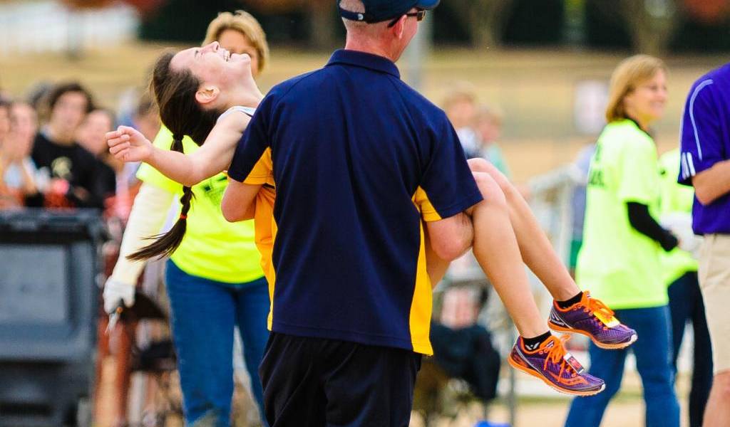 La increíble historia de Kayla Montgomery, una corredora con esclerosis múltiple