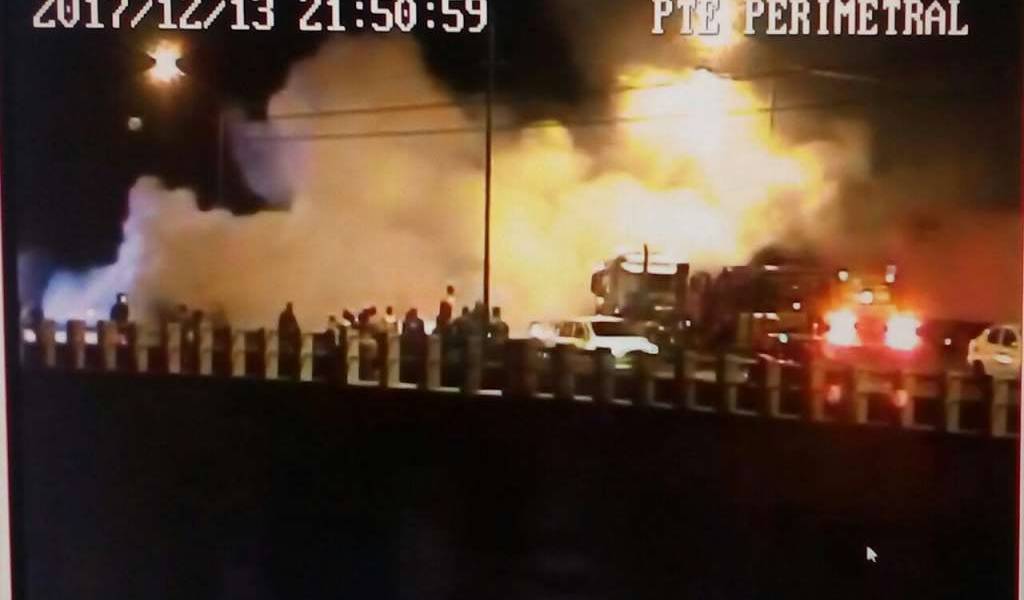 Guayaquil: una furgoneta se incendió en la vía Perimetral, sin víctimas mortales