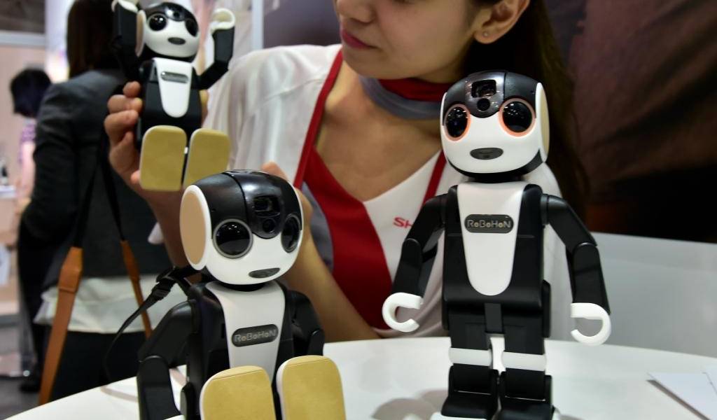 Japón saca a la venta el primer celular robótico del mundo