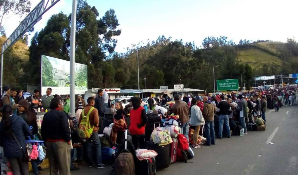 Miles de venezolanos intentan cruzar el puente internacional de Rumichaca