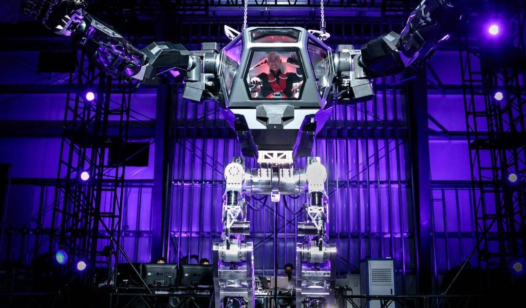 Fundador de Amazon, Jeff Bezos, maneja gigantesco robot