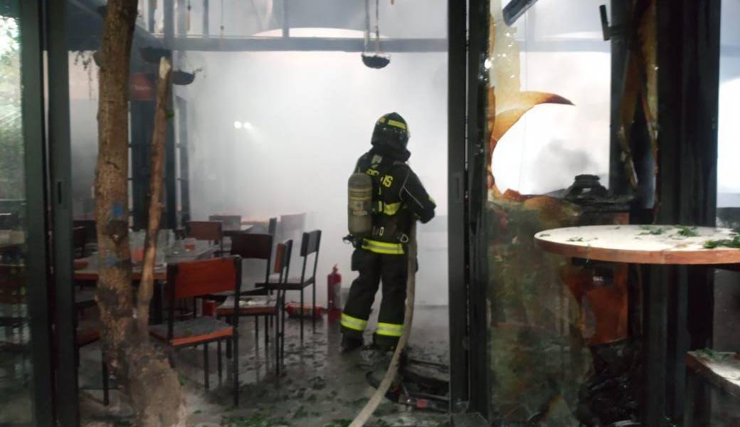 Quito: El bar Katari de Cumbayá sufrió un incendio la mañana de este domingo 10 de marzo