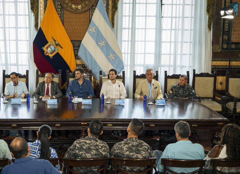 El alcalde de Guayaquil, Aquiles Álvarez, el gerente general de Telconet, Tomislav Topic, y otras autoridades como el gobernador del Guayas, Alberto Molina, de la Policía Nacional, en una rueda de prensa el pasado 5 de febrero de 2024.