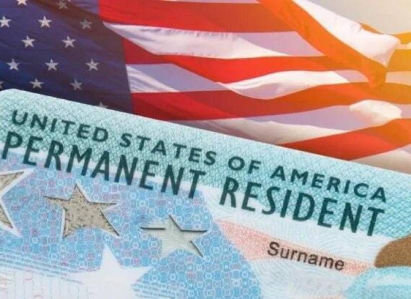 Imagen referencial de la green card y bandera de Estados Unidos.