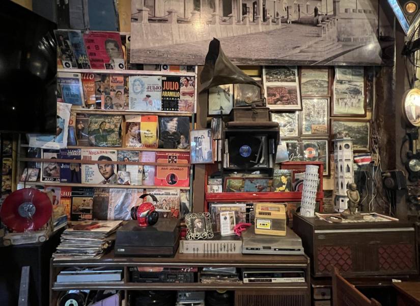 En La Taberna se puede apreciar muchas antigüedades, como una radiola, discos de acetato, fotografías, y publicaciones antiguas de JJ.