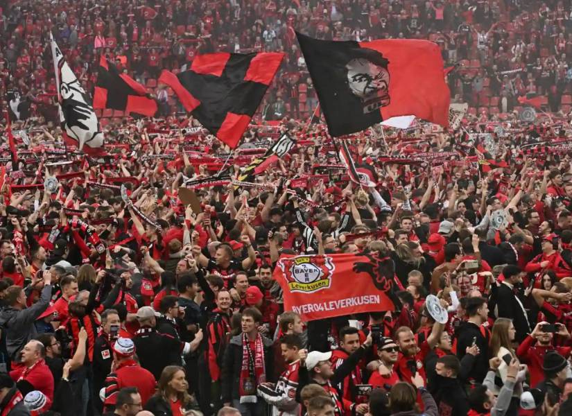 Hinchas del Bayer Leverkusen celebrando el título.