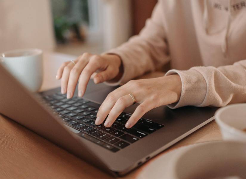 Imagen ilustrativa: Mujer trabajando en computadora portátil.