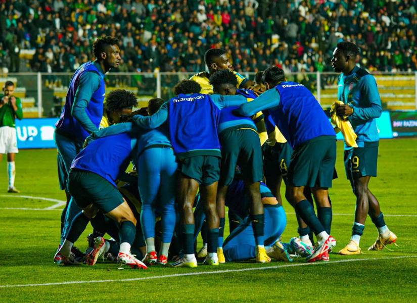 Jugadores se abrazan para festejar el gol de Kevin Rodríguez