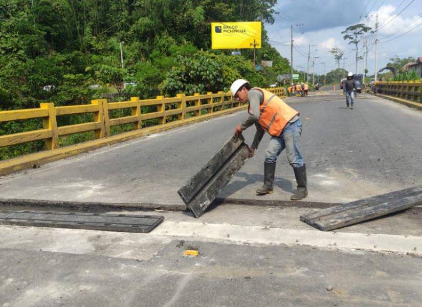Trabajos de estabilización del puente sobre el río Pindo Grande, sector Bellavista.