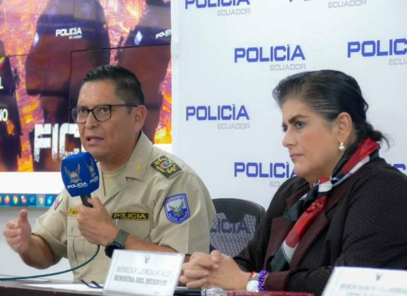 El comandante de la Policía Nacional, César Zapata, y la ministra del Interior, Mónica Palencia, ofrecieron una rueda de prensa este viernes 17 de mayo.