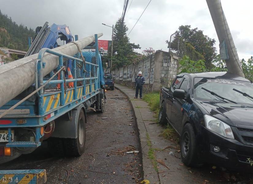 Una camioneta se estrelló con un poste en una vía de Quito