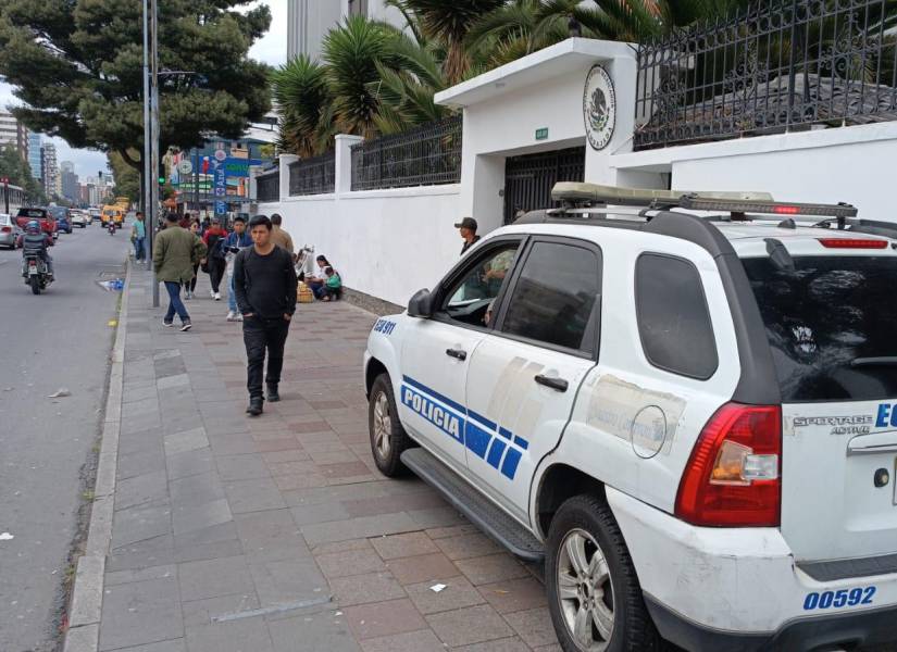 Un patrullero en las afueras de la Embajada de México.