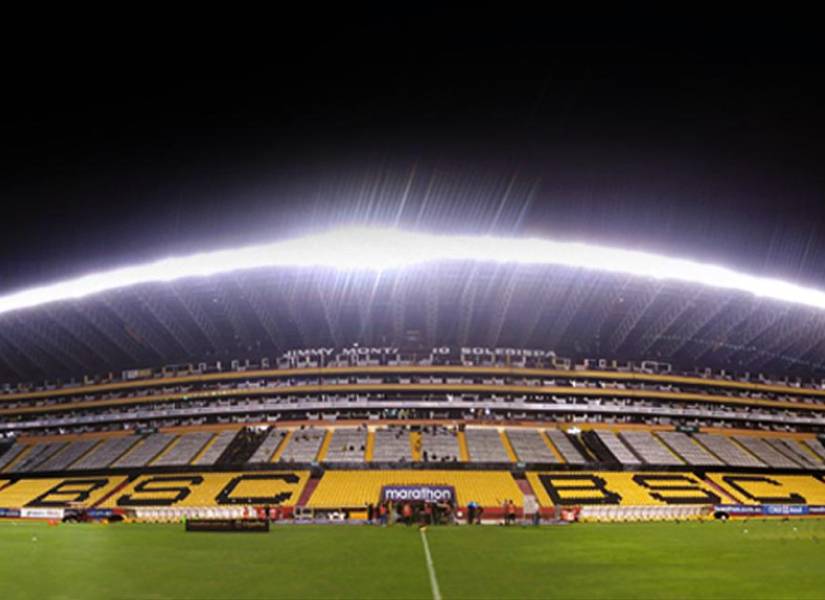El estadio Monumental de Guayaquil y sus luminarias.