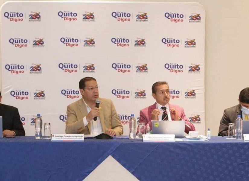El alcalde Santiago Guarderas dirige la sesión del Concejo Metropoloitano