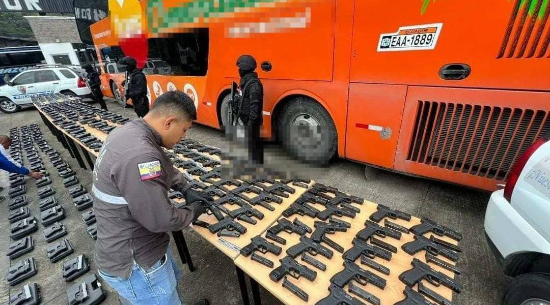 Policía encuentra 288 armas y decenas de miles de municiones dentro de bus interprovincial en Napo